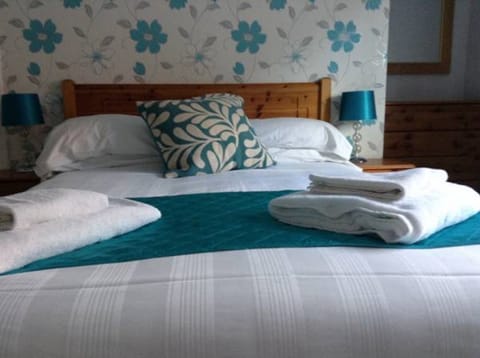 Double Room, Private Bathroom | Iron/ironing board, cribs/infant beds, free WiFi, bed sheets