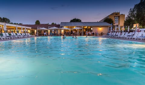 Poolside bar