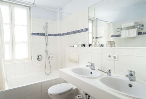 Standard Double Room | Bathroom | Shower, free toiletries, hair dryer, towels