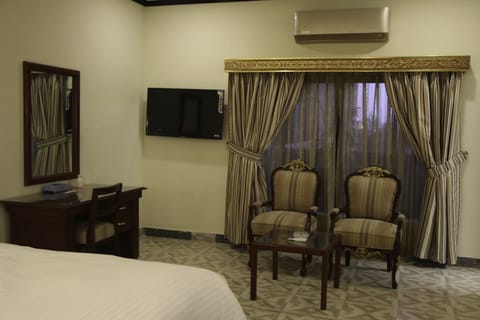 Standard Single Room | Living area | 32-inch LCD TV with cable channels, TV