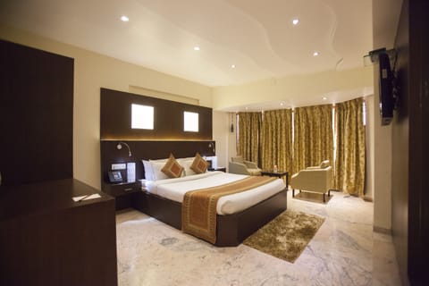 Luxury Room, 1 King Bed | Egyptian cotton sheets, premium bedding, minibar, in-room safe