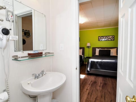 Standard Quadruple Room, Ensuite (Double Queen) | Bathroom