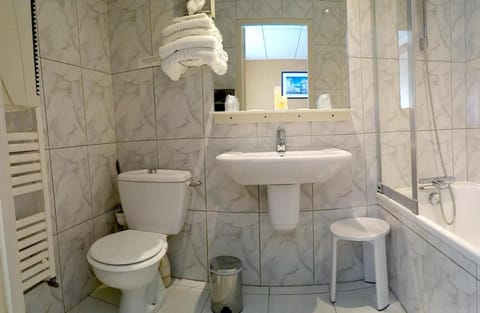 Standard Room, 2 Twin Beds | Bathroom | Hair dryer, towels, soap, shampoo