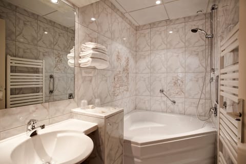 Standard Room, 2 Twin Beds | Bathroom | Hair dryer, towels, soap, shampoo