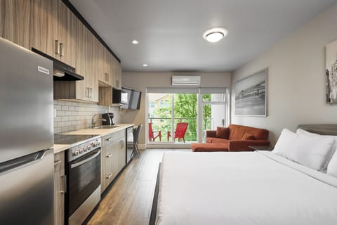 Studio Suite, 1 Queen Bed, Non Smoking, Kitchen | Private kitchen | Full-size fridge, microwave, oven, stovetop