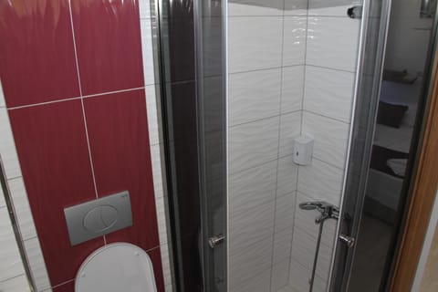 Shower, rainfall showerhead, free toiletries, hair dryer