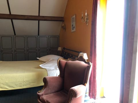 Blackout drapes, free WiFi, bed sheets