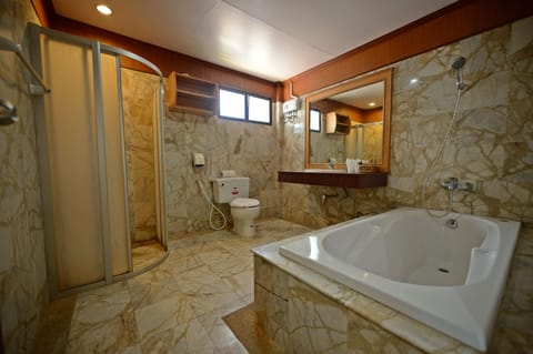Suite (Andaman Suite) | Bathroom | Shower, free toiletries, towels