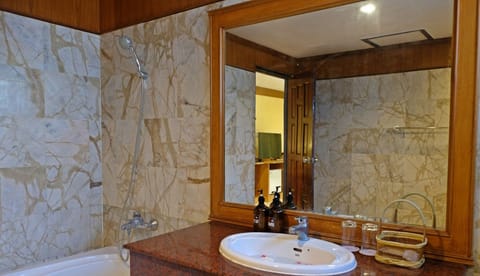 Suite (Andaman Suite) | Bathroom | Shower, free toiletries, towels