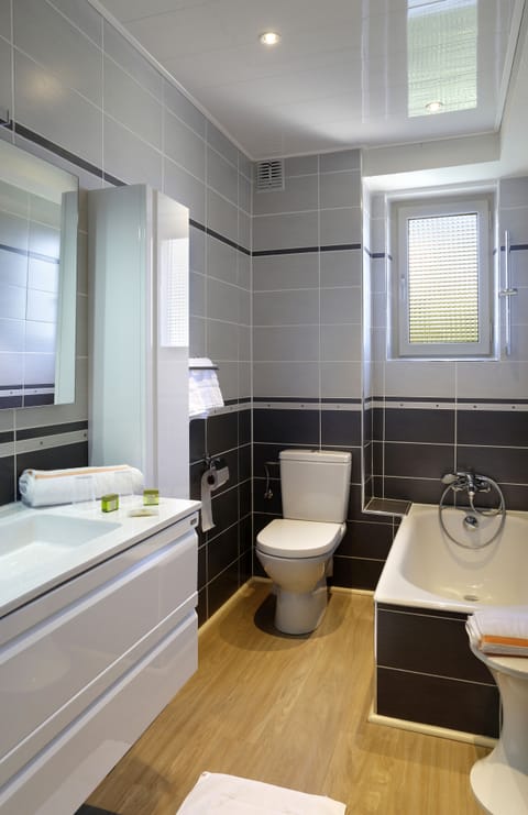 Quadruple Room, 2 Bedrooms | Bathroom | Free toiletries, hair dryer, towels