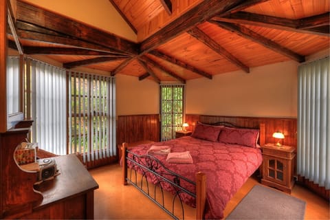 Romantic Cottage (Jetty Cabin) | 2 bedrooms, down comforters, pillowtop beds, soundproofing