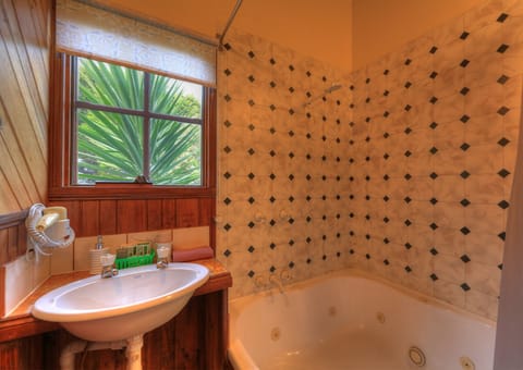 Family Cottage (Bayside Cabin) | Bathroom | Combined shower/tub, jetted tub, hydromassage showerhead