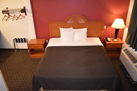 Room, 1 King Bed, Non Smoking | Desk, blackout drapes, free WiFi, bed sheets