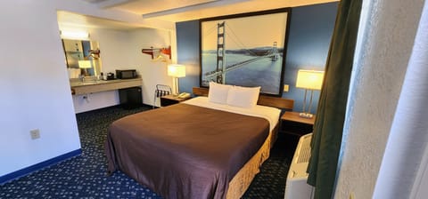 Room, 1 King Bed, Non Smoking | Desk, blackout drapes, free WiFi, bed sheets