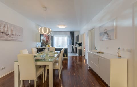 Spacious sunny dining room, 50 meters square. 2 air conditioner.