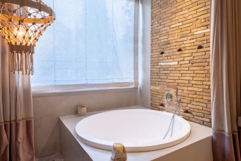 Suite (Boutique) | Bathroom | Shower, free toiletries, hair dryer, slippers