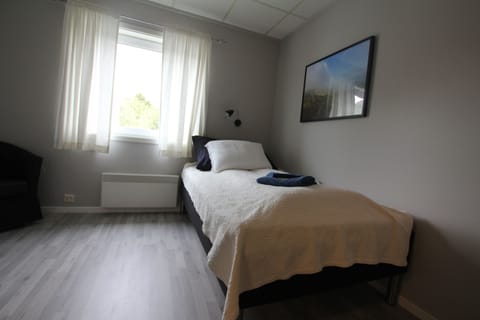 Basic Single Room, 1 Large Twin Bed, Non Smoking | Room amenity