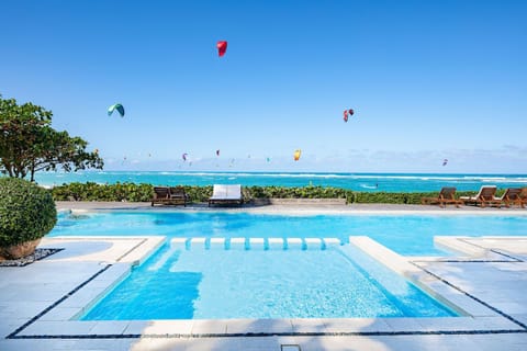 Pool / Ocean view and kiteboarding action