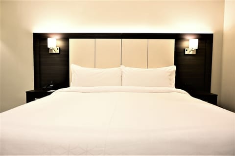 Premium bedding, in-room safe, desk, blackout drapes