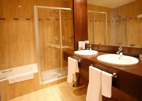 Combined shower/tub, deep soaking tub, free toiletries, hair dryer