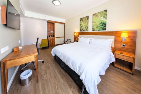 Room, 1 Queen Bed | Premium bedding, down comforters, pillowtop beds, in-room safe
