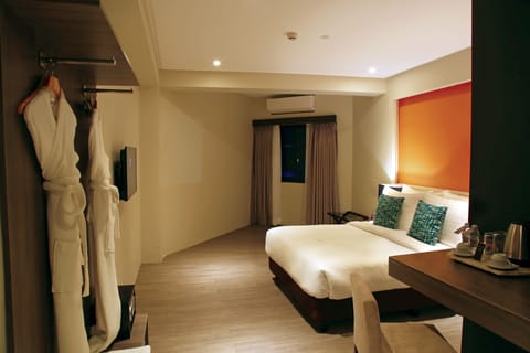 Deluxe Queen Room | In-room safe, desk, blackout drapes, free WiFi