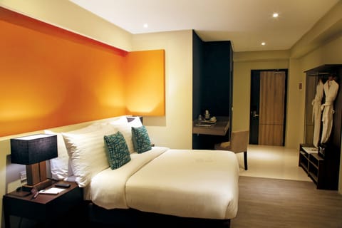 Deluxe Queen Room | In-room safe, desk, blackout drapes, free WiFi