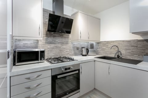 Comfort Apartment, 1 Bedroom, Non Smoking | Private kitchen | Fridge, microwave, oven, stovetop