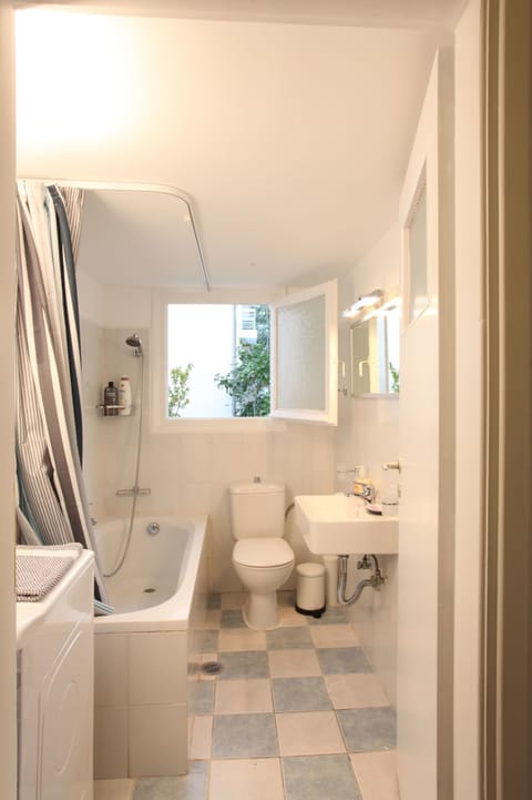 Apartment | Bathroom | Separate tub and shower, free toiletries, hair dryer, towels