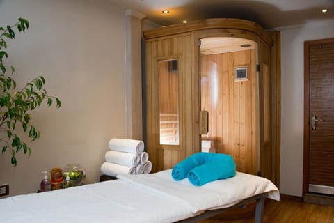 Hot stone massages, 2 treatment rooms, massages