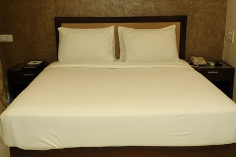 Premium Double Room | In-room safe, soundproofing, iron/ironing board, rollaway beds