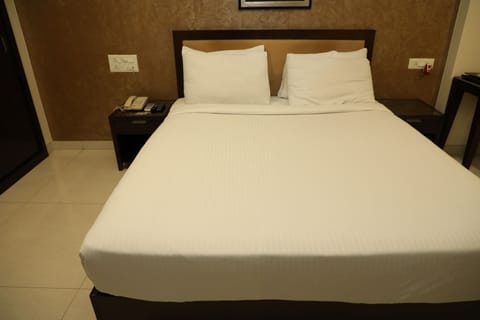 Deluxe Double Room | In-room safe, soundproofing, iron/ironing board, rollaway beds