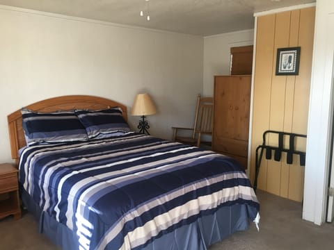 Deluxe Single Room, 1 Queen Bed, Non Smoking | Individually furnished, free WiFi, bed sheets