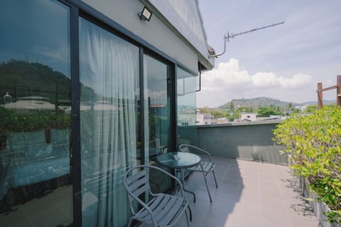 Signature Studio Suite, 1 King Bed, Non Smoking, Mountain View | Terrace/patio