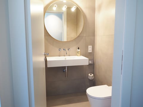 Suite (52 qm) | Bathroom | Shower, eco-friendly toiletries, heated floors, towels