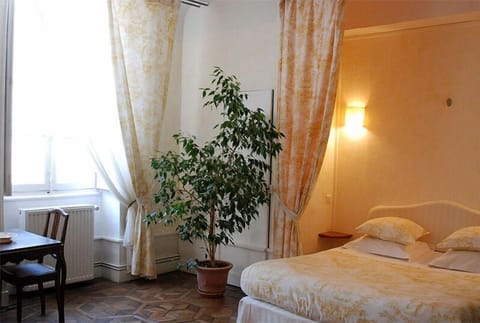 Double Room | Desk, iron/ironing board, bed sheets