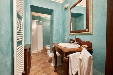 Comfort Apartment (Smeraldo) | Bathroom | Shower, hair dryer, towels, soap