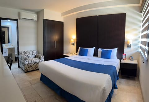 Standard Room, 1 King Bed | In-room safe, blackout drapes, iron/ironing board, bed sheets