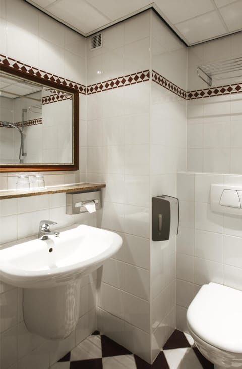 Rainfall showerhead, eco-friendly toiletries, hair dryer, towels