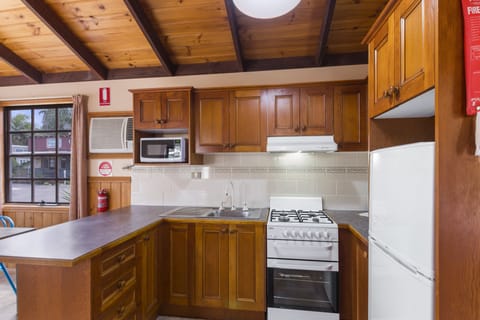 Old Wairo Town Spa Cabins (2BR) | Private kitchen