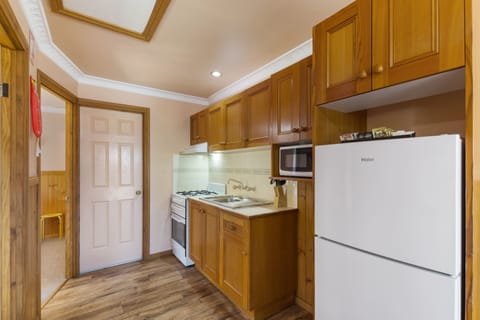 Olde Wairo Town Bakery Deplux (2BR) | Private kitchen