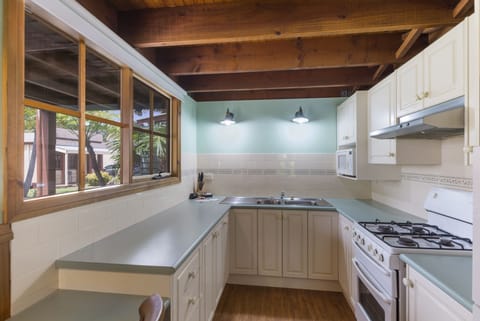 Olde Wairo Town Pub (3BR) | Private kitchen