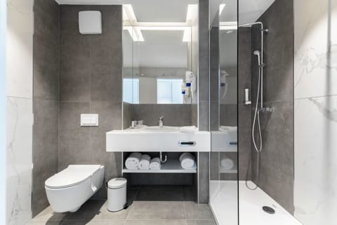 Classic Room | Bathroom | Shower, free toiletries, hair dryer, bathrobes