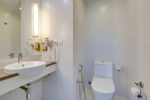 Executive Suite, 1 Queen Bed, Non Smoking, City View | Bathroom | Shower, hair dryer, slippers, towels