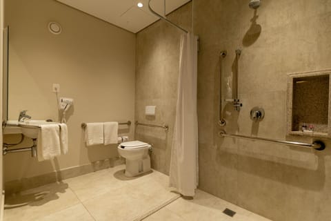 Quarto Standard (Portador de Necessidades Especiais) | Bathroom | Shower, towels