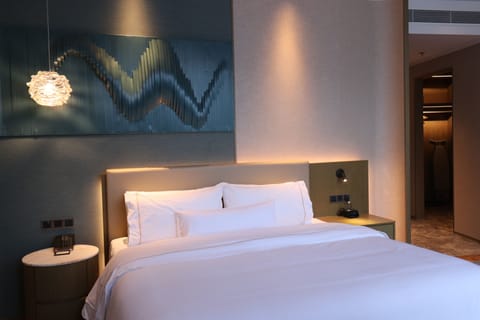 Club Room, 1 King Bed | 1 bedroom, premium bedding, in-room safe, desk