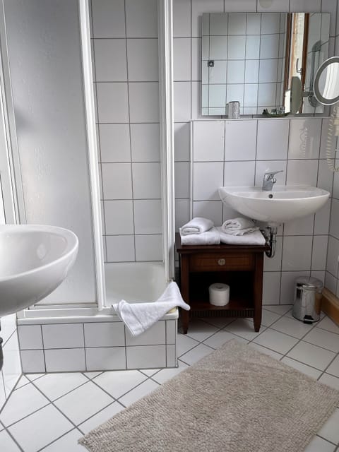 Exclusive Double Room, Ensuite, Garden View (Schloss 203) | Bathroom