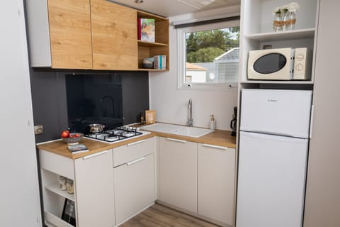 Mobile Home, 3 Bedrooms (31m²) | Private kitchen | Full-size fridge, microwave, stovetop, cookware/dishes/utensils