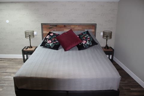 Standard Room, 1 Queen Bed, Non Smoking (Chambre Atelier) | 1 bedroom, premium bedding, individually decorated