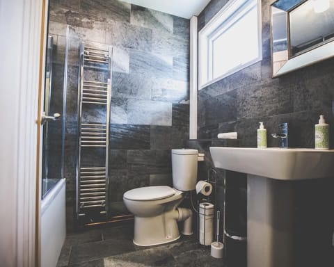 Combined shower/tub, free toiletries, hair dryer, towels